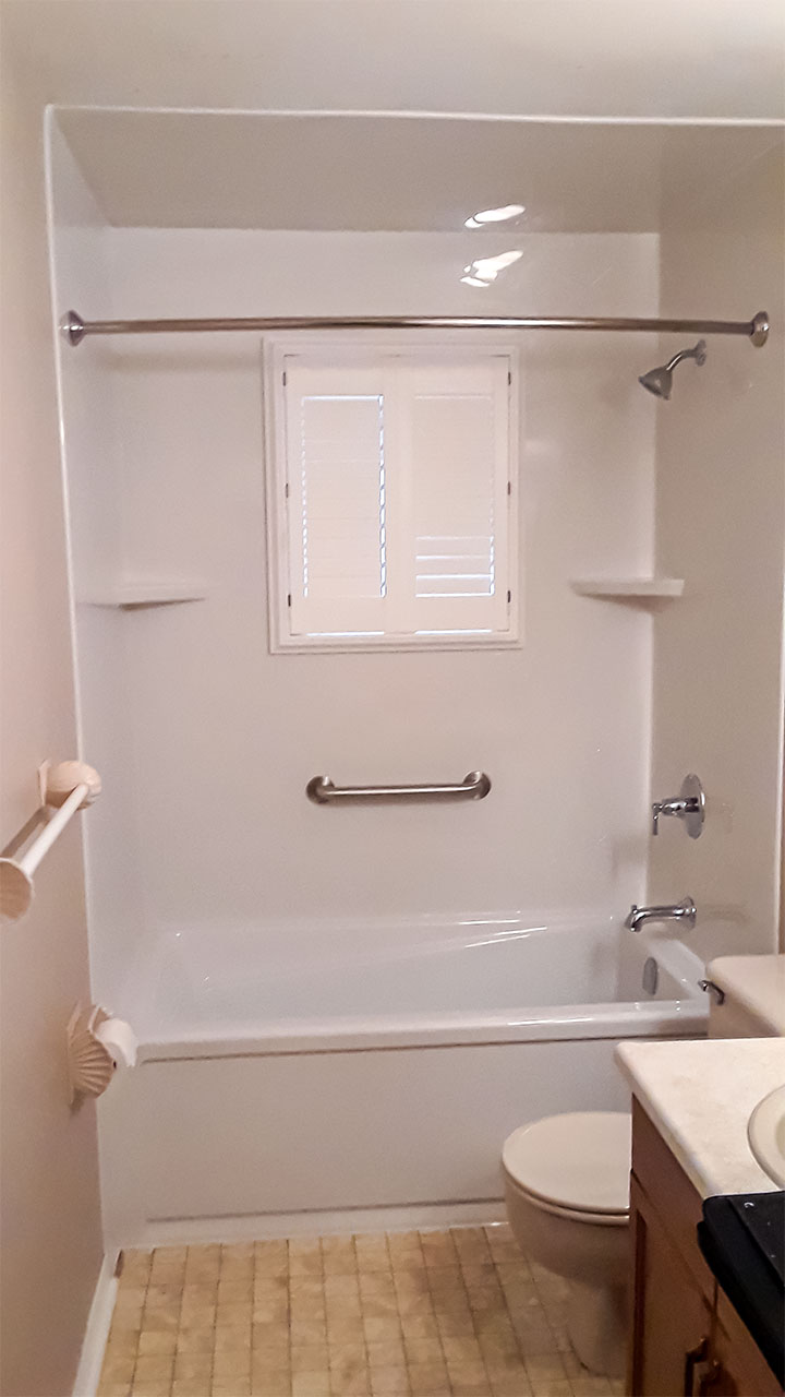 Original image of an acrylic tub with acrylic enclosure surrounding the walls and ceiling after tub remodeling and tub replacement.